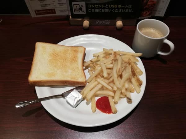 快活クラブの無料モーニング食べ放題を利用している様子