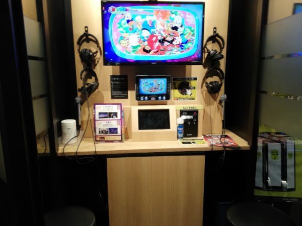イオンシネマのロビーに設置されているカラオケ「ハコカラ」の内装