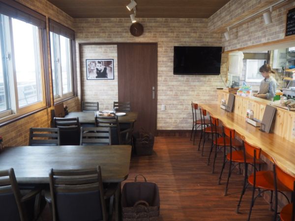 礼文島のタピオカの飲める「dining cafe 海」の内装