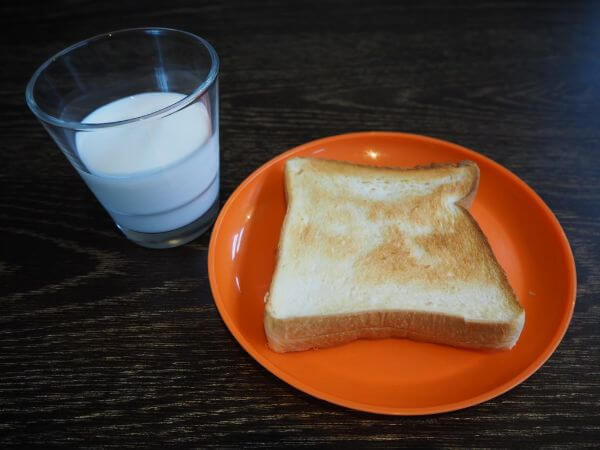 「ushiyado」の牛乳とパン