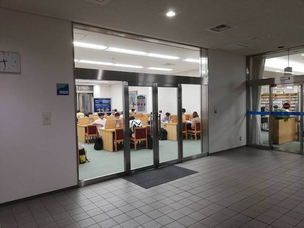 札幌中央図書館の読書室