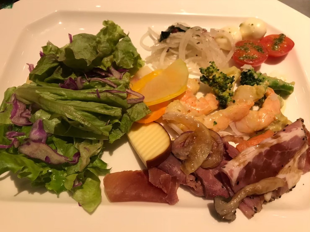 「鶴雅ウイングス」のレストラン「HAPO」の夕食