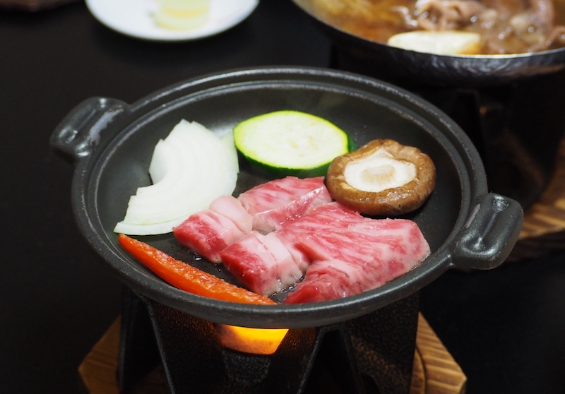 花鐘亭はなやの夕食の白老牛の陶板焼き