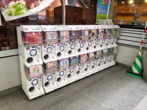 ウインズ札幌B館入り口前のガチャガチャコーナー